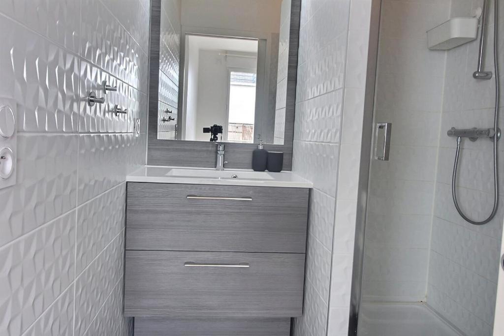 Le Toit Du Montvalerien Suresnes Apartment Luaran gambar